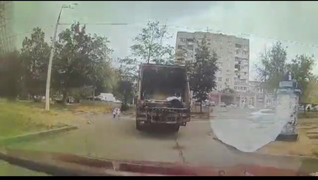 В подмосковье мусоровоз сбил двух девочек.