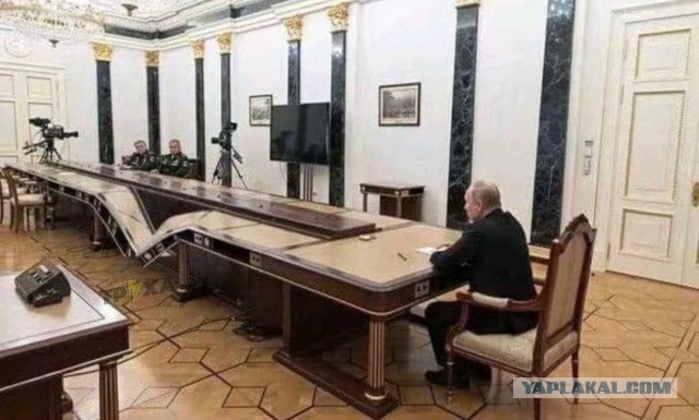 Движение на Крымском мосту остановили из-за ЧП