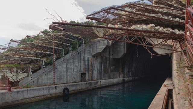 "Загадка дыры". Заброшенная система скальных защищенных укрытий флота