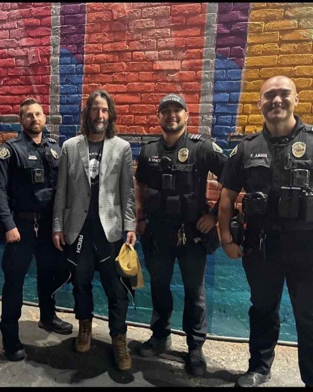 Задержали этого парня сидящего грустно на лавочке, говорит что артист