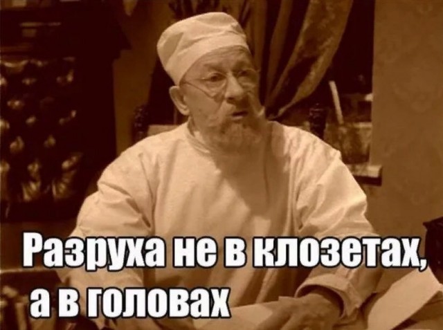 Просто уличный туалет в деревне