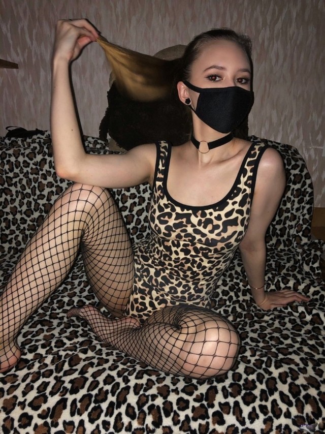 Девушки позируют на камеру