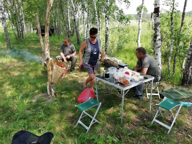 Девушка решила провести ночь в палатке на природе, но к ней в гости пришли два уличных кота — кайфовали уже втроём ☺️