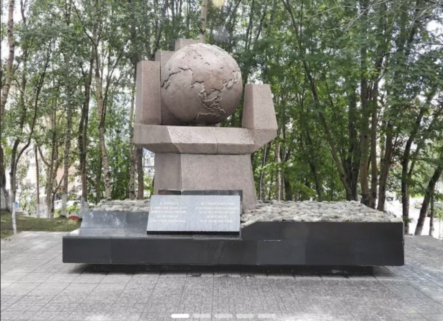 Малолетние вандалы снесли гранитный шар в Центральном парке Победы.