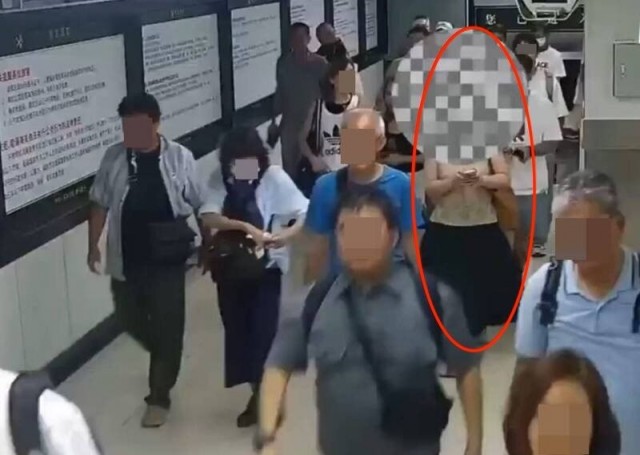 Женщина пыталась пронести под юбкой 229 живых рыб на таможне в Гонконге