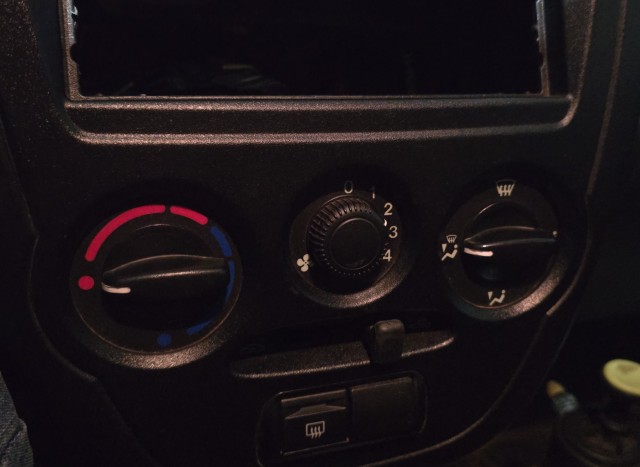 Любителям "автотаза". Как поменять лампочки там, где черт срать боится..