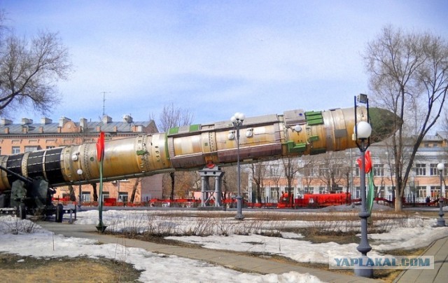 В западных соцсетях завирусился кадр с гигантской ракетой прямо во дворе — речь о памятнике «Союз-У» в Байконуре