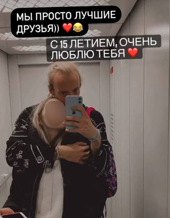 Мужчина в метро заметил взрослого человека обнимающегося с девочкой-подростком и написал на него заявление в полицию