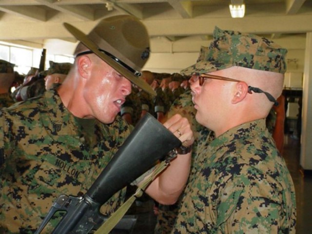 Внутри казармы учебки морской пехоты США