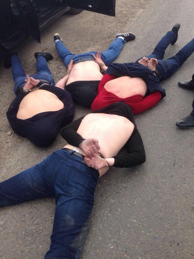Момент расстрела полицейских в Астрахани попал на видео