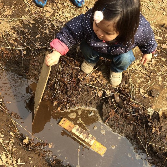 Японский парк, где дети играют с ножами и молотками, жгут костры и прыгают с крыш зданий