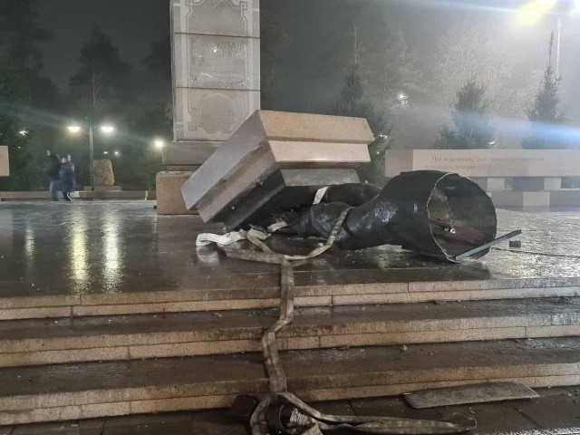 В Талдыкоргане сносят памятник елбасы Назарбаеву