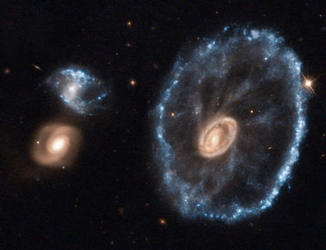 «Джеймс Уэбб» прислал новое фото: это одна из самых необычных галактик — Колесо Телеги