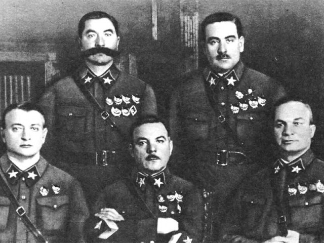 «Да… комкор. Силён ты на поле боя, а вот в закулисных играх совершенно беспомощен»