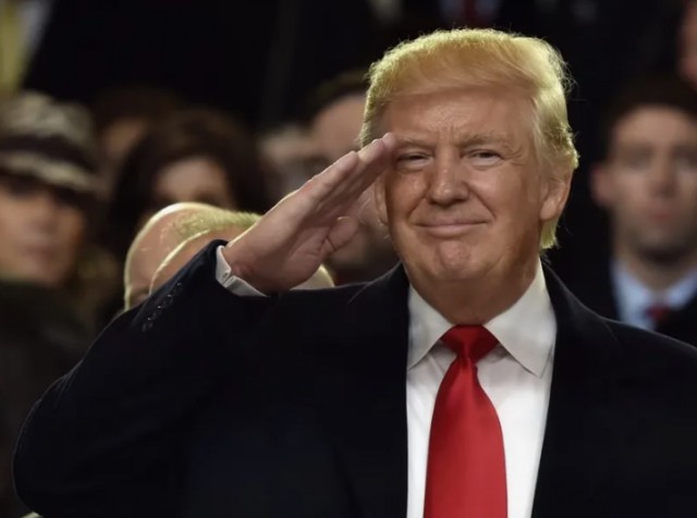 Трамп отдал честь собакам