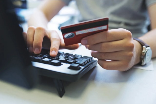 Верховный суд РФ запретил банкам односторонне вводить новые комиссии по кредитным картам