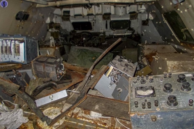 Заброшенные в лесу БТР-ы связистов с дорогими платами внутри