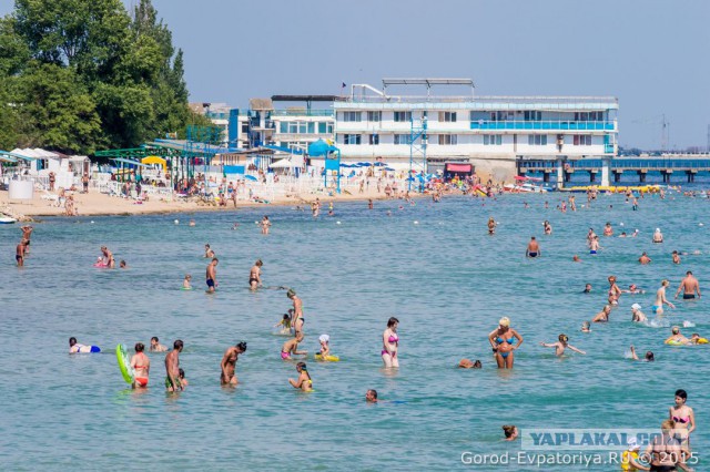 Евпатория, на пляжах совсем нет туристов..