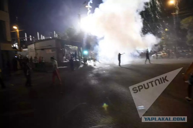 В центре Еревана начались столкновения демонстрантов с полицией