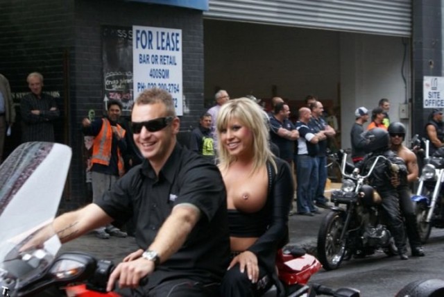 Новозеландский парад "Boobs on Bikes" (18+)