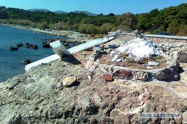 На греческом острове снесли крест, чтобы не обидеть мигрантов