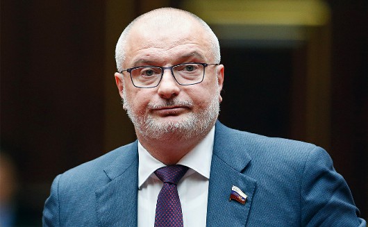 Сенатор внес законопроект об арестах за неуважение к власти в интернете