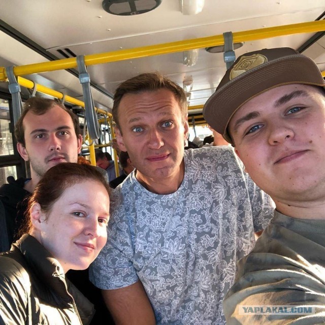 Алексей Навальный находится без сознания после отравления и экстренной посадки самолета в аэропорту Омска