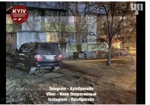 В Киеве сожгли внедорожник, который регулярно парковался на газоне