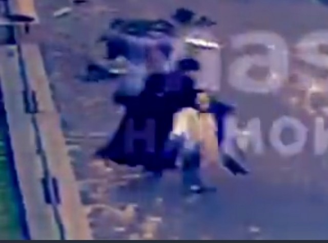 Видео момента аварии на Каменноостровском: после столкновения с авто, мотоцикл летит в толпу и сшибает похожих