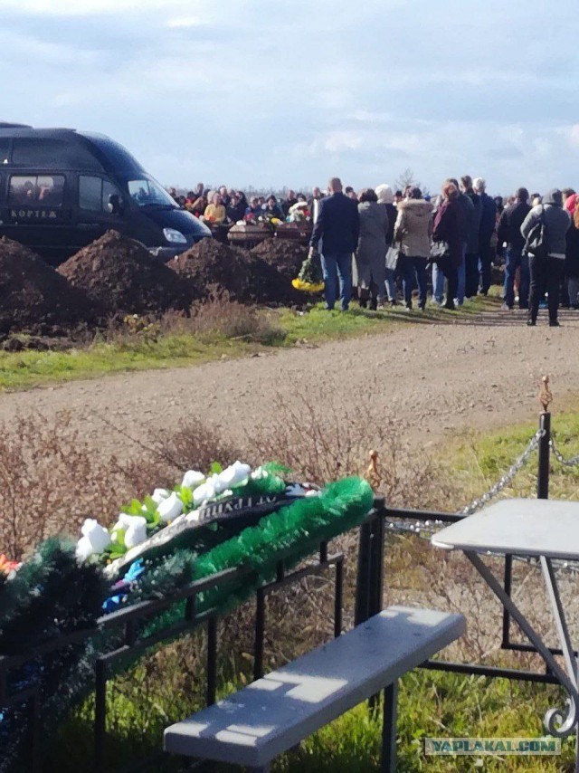 Сегодня в Ейске прощаются с погибшей при аварии СУ-34 многодетной семьей