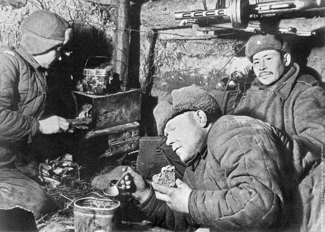 «Шведский стол» в солдатской столовой