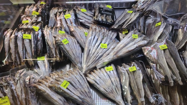 Дрейфующие в Охотском море рыбаки отказываются эвакуироваться со льдины на вертолете. Они не хотят терять свой улов и снасти