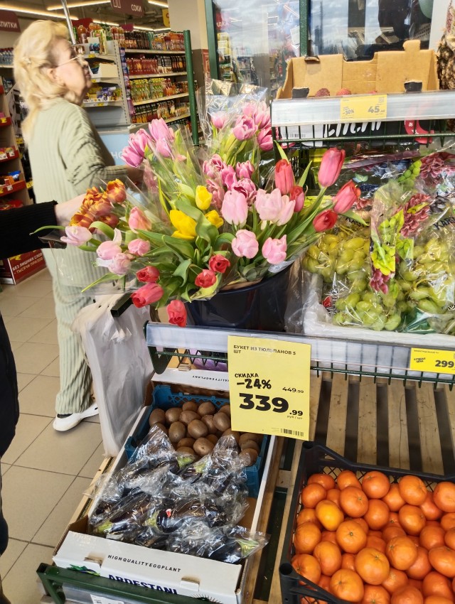 Крупная продуктовая сеть знатно подосрала продаванам цветов на 8 марта