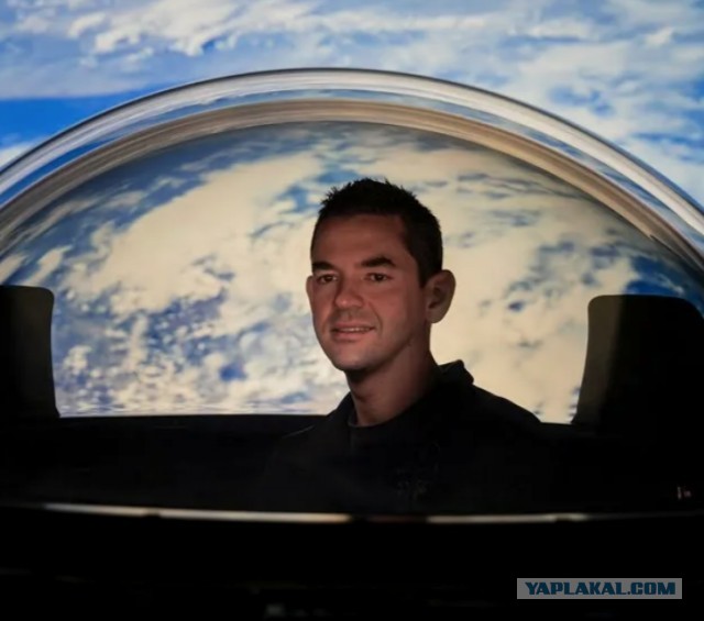 Транспортер NASA выехал за лунной ракетой.