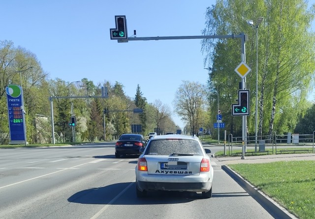 Зачем писать на рамке номера нецензурные надписи?