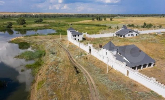 Под Волгоградом продают замок — личную крепость с башнями для лучников выставили за ₽40 млн.