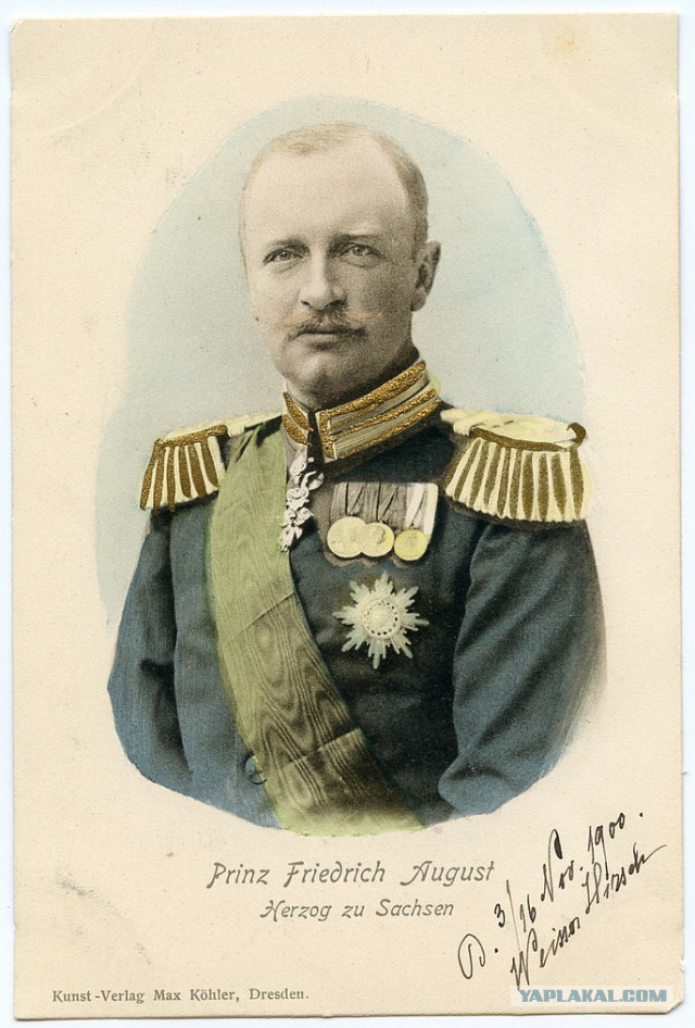 Уникальный альбом с фотографиями царской семьи.