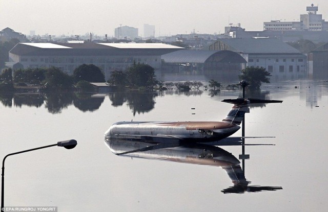Затопленный аэропорт в Тайланде