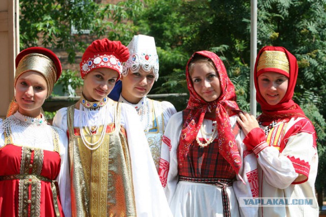 Студентки неделю носили русские народные костюмы.