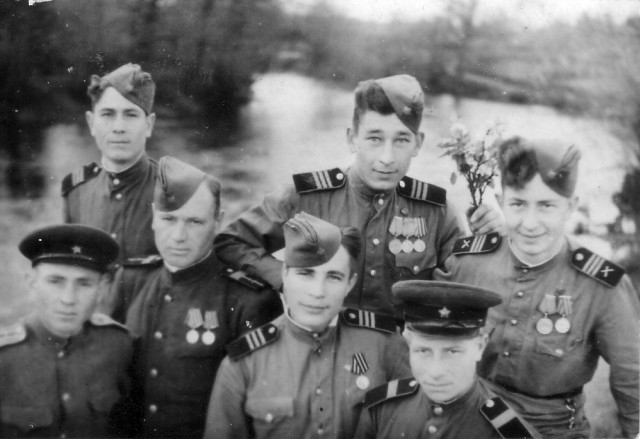 Нет в России семьи такой, где б не памятен был свой герой