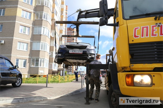 Тотальная зачистка: в Твери из дворов массово эвакуировали автомобили, мешающие проезду спецслужб