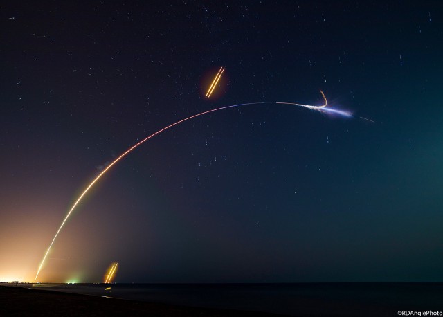 SpaceX успешно запустила Falcon Heavy. При посадке центральный блок потерпел аварию