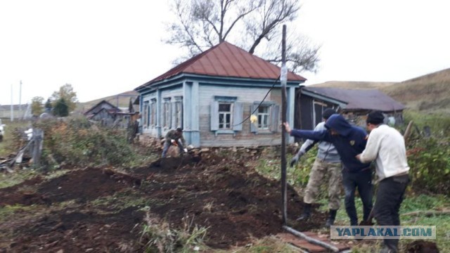Провели бабушке воду в дом.