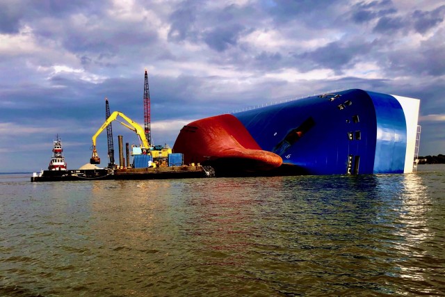 Судно MV Golden Ray достали и пилят по частям