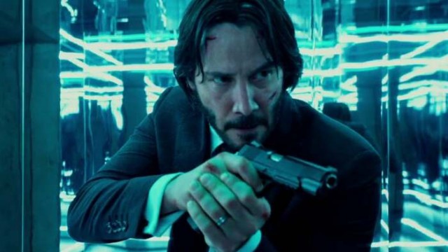 Почему герой Киану Ривза в фильме «Джон Уик» держит пистолет так странно