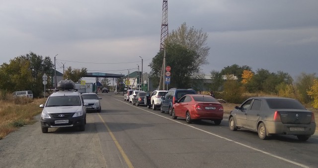 На наплыве россиян наладили бизнес таксисты и посредники в Казахстане