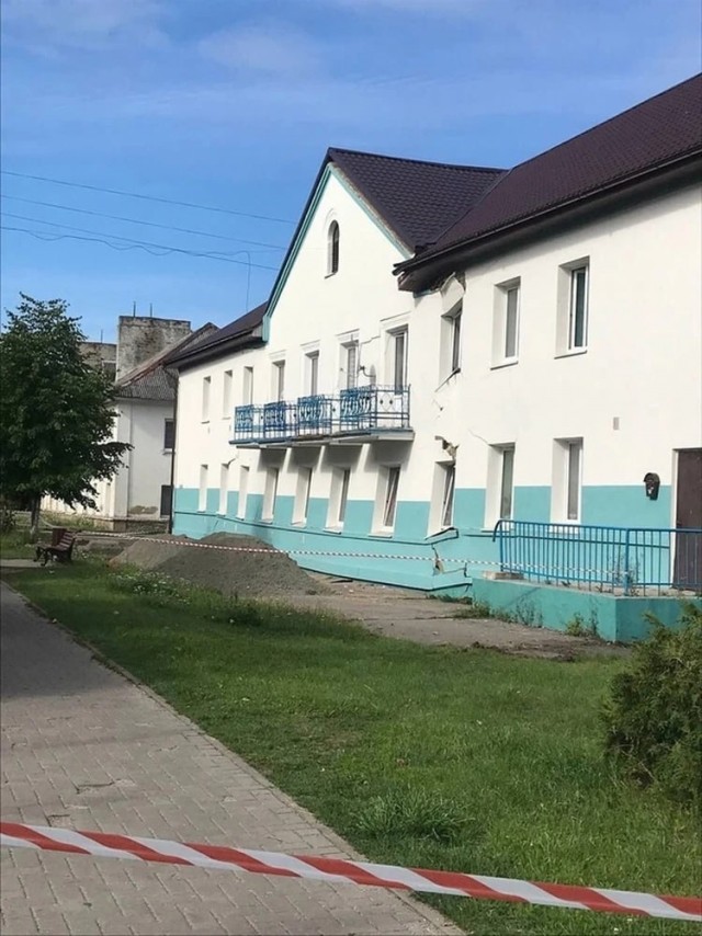 Многодетная семья из Калининградской области вторую неделю живёт в спортзале школы