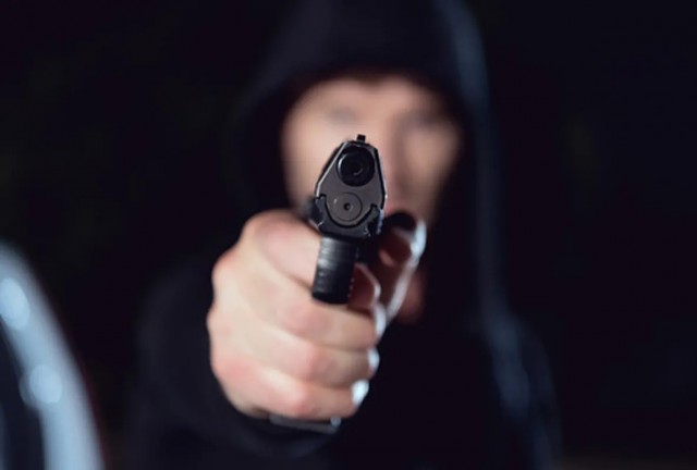 В Иркутске десятиклассник с пистолетом заявился на урок в чужой школе и приказал всему классу встать на колени