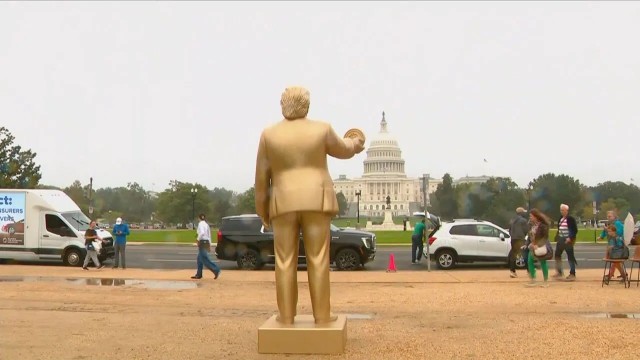 Около Капитолия появилась золотая статуя Трампа с биткоином в руке