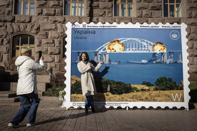 Появились фото атакованного российского газовоза